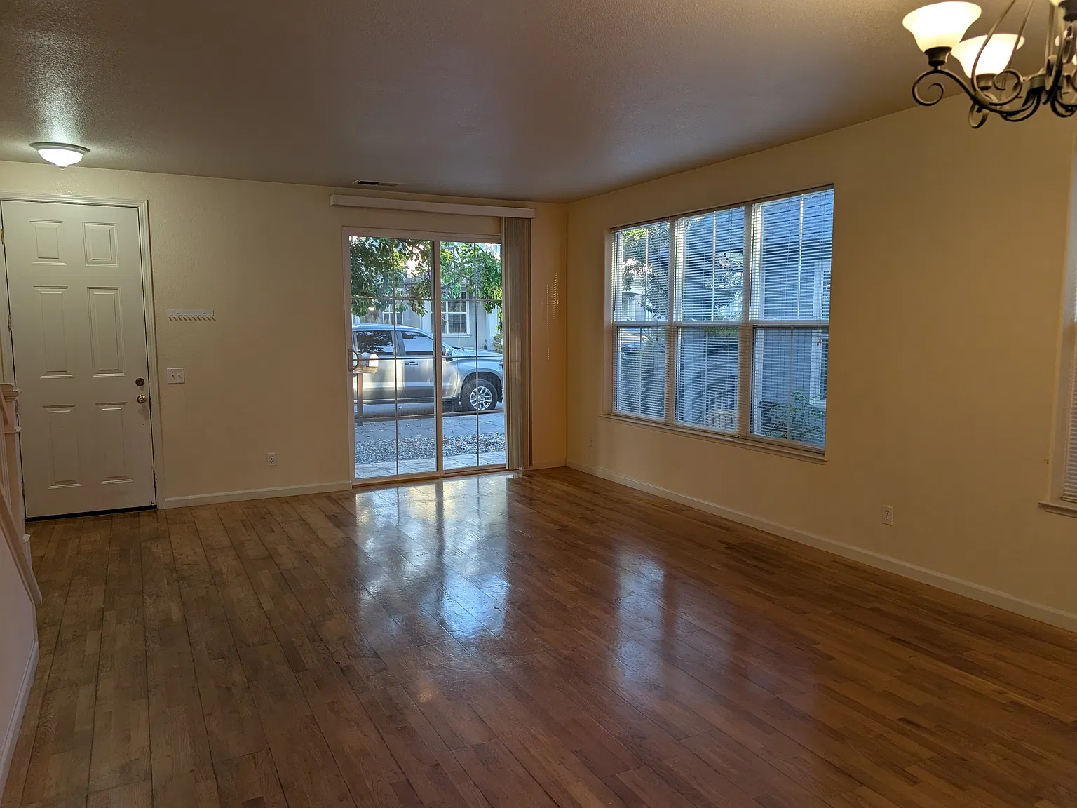 4 bed, 2.5 bath, $3,500 — Photo 2