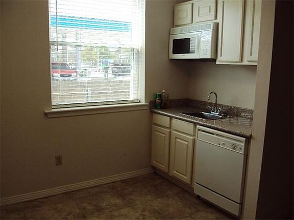 4th image of 909 W Esplanade Ave Ste 103