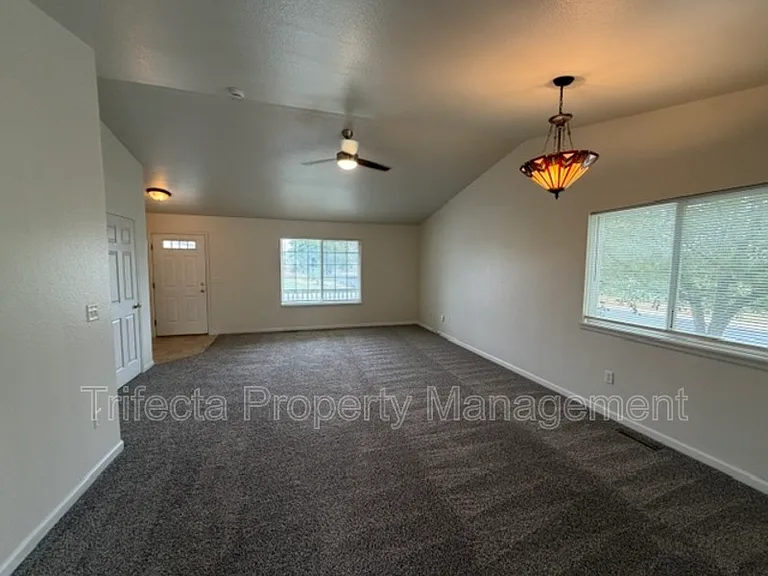 3627 Glenbarr Ct — Photo 2