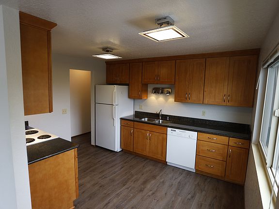 bright sunny corner apt with peek-a-boo view of lake
new lighting, hardwoods, new cabinets, granite counter tops
granite counter tops