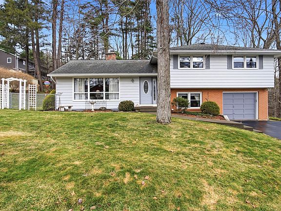 2nd image of 304 Ridgefield Rd