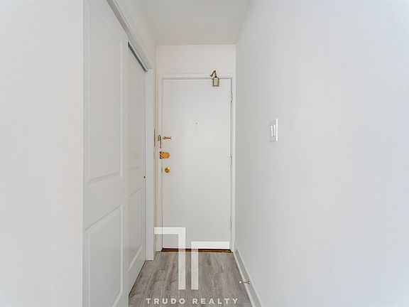 4th image of 450 W Aldine Ave #209