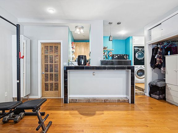 3rd image of 2440 Amsterdam Ave APT 1L