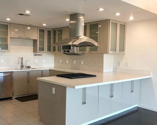 3rd image of 201 N Manhattan Pl APT 402