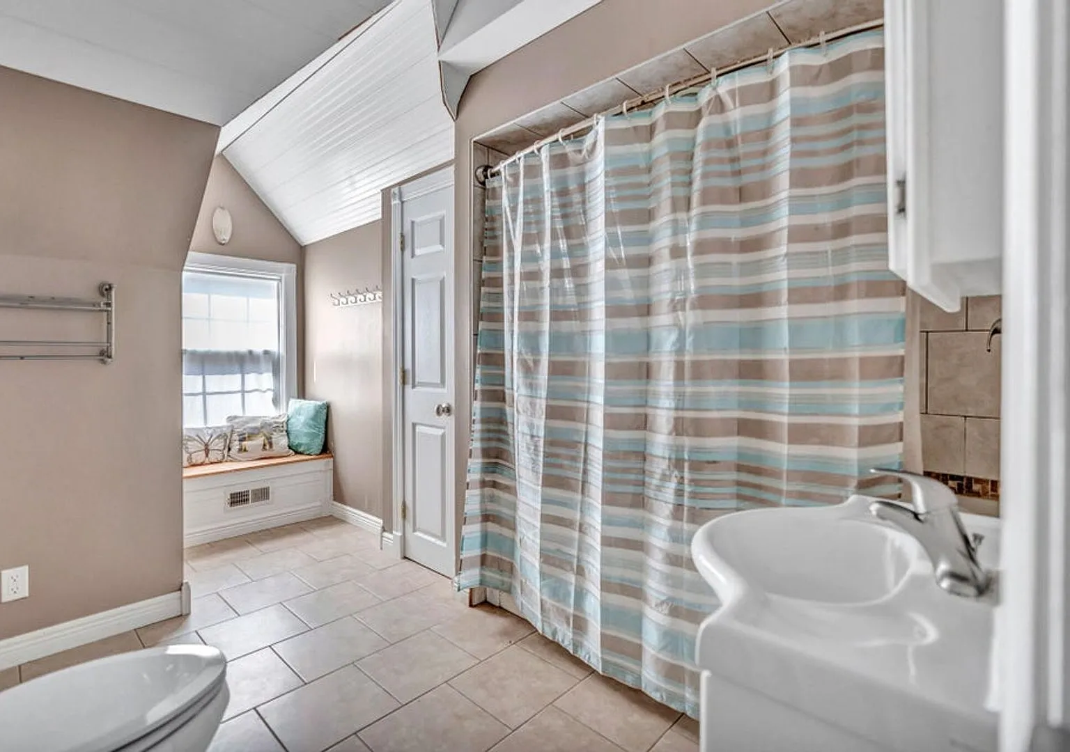 5 Bedroom - 2026-2027 School Year — Photo 4
