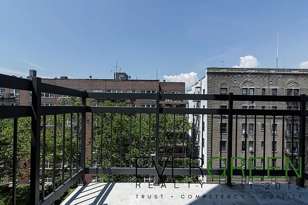 Rented by Evergreen Apartments BK | media 82