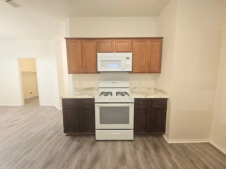 816 Dunkirk Ln — Photo 9
