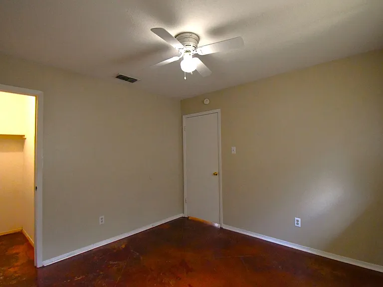 102 Parklane Dr — Photo 15