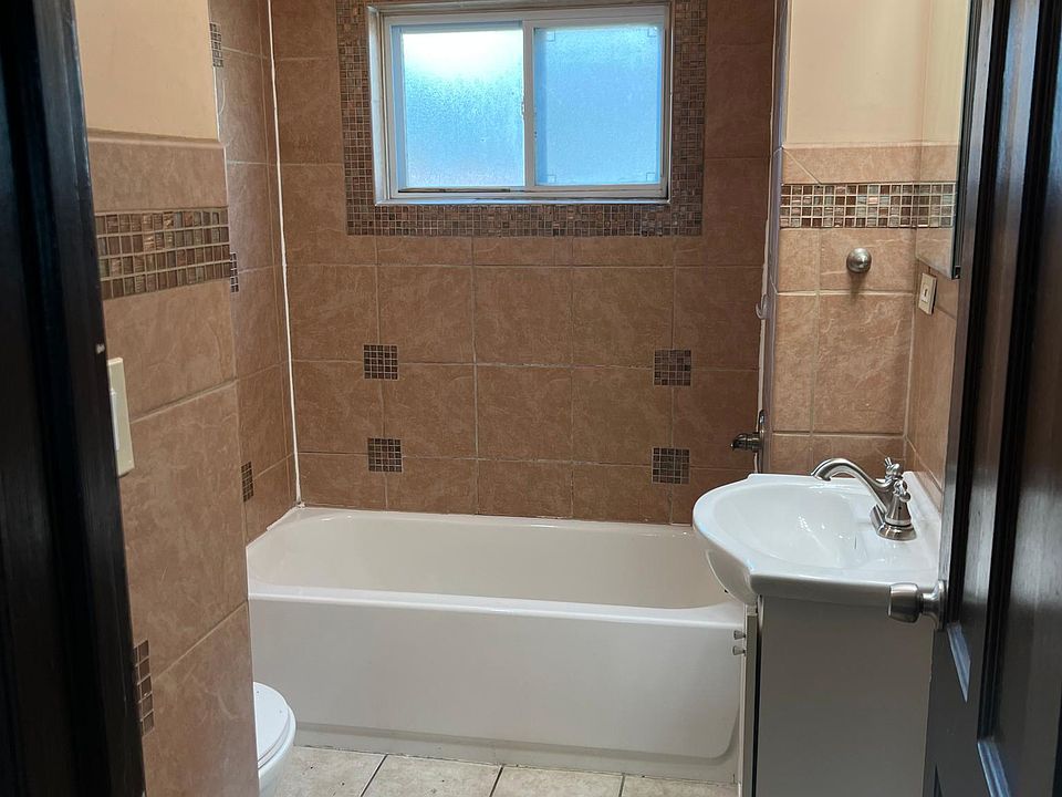 1st image of 2904 Custer Ave