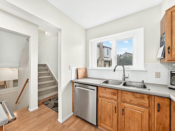 5th image of 102 Royal Ter NW