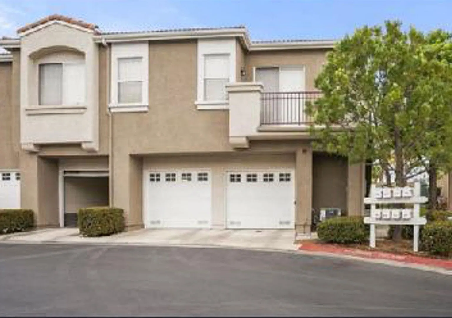 Beautiful 2 bed, 2 bath, 2-story townhouse condo located in quite, gated neighborhood in the Altu... — Photo 1