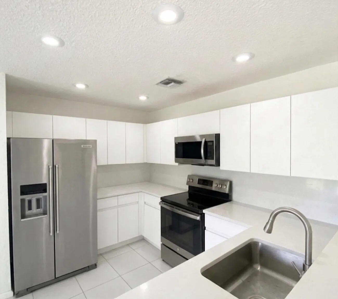 3 bed, 2.0 bath, 1927 sqft, $4,399 — Photo 4