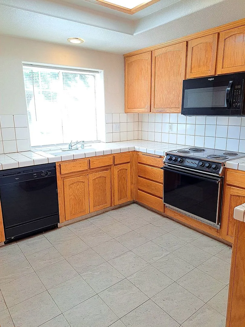 Fort Washington 3 Bedroom Home Located Near Champlain & Perrin! — Photo 4
