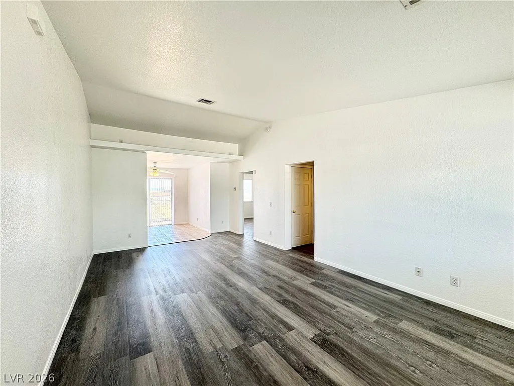 2 bed, 2.0 bath, 2052 sqft, $1,200 — Photo 2
