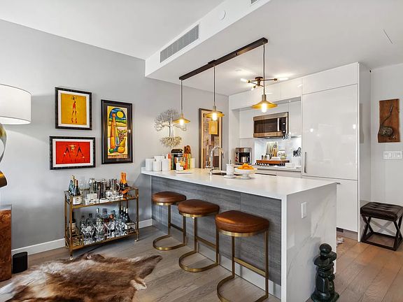 3rd image of 505-513 W 43rd St #6K