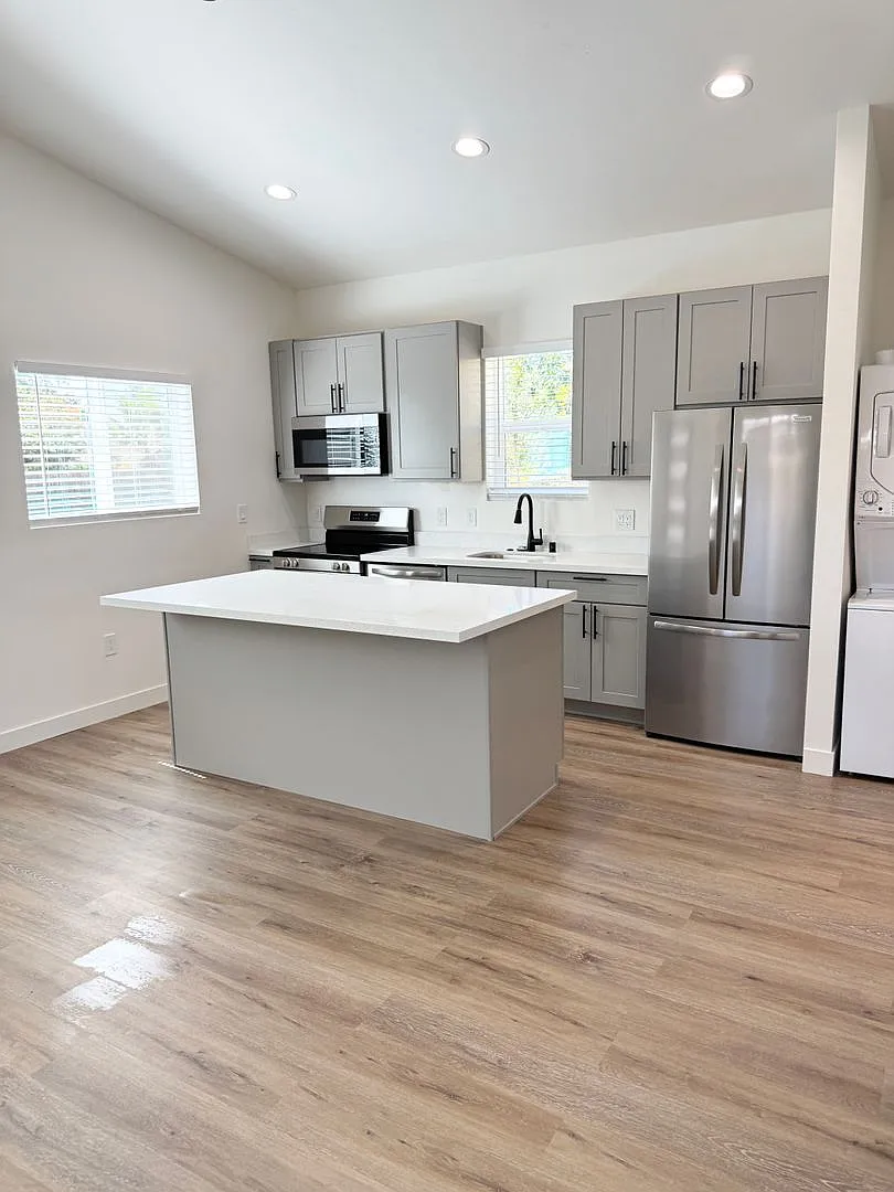 Brand-New Modern Home Near Sac State Washer & Dryer Included! — Photo 4