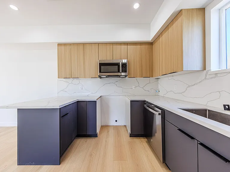 2847 S. Victoria Ave — Photo 22