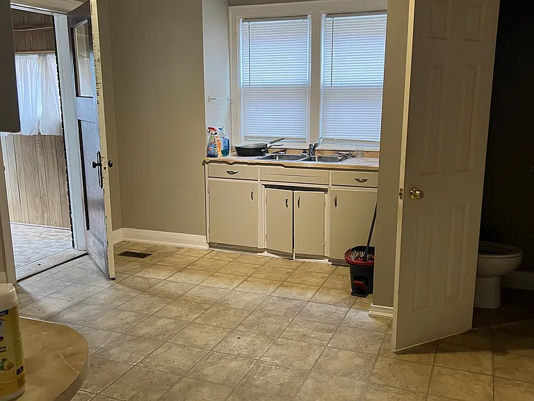 329 Ritson Rd S — Photo 5