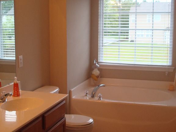 Large Master BR/Bath Suite