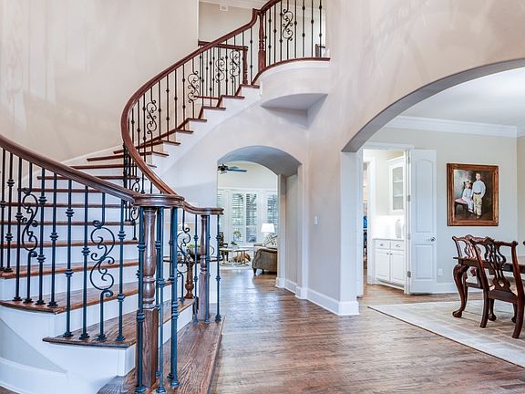 4th image of 701 Regency Ct