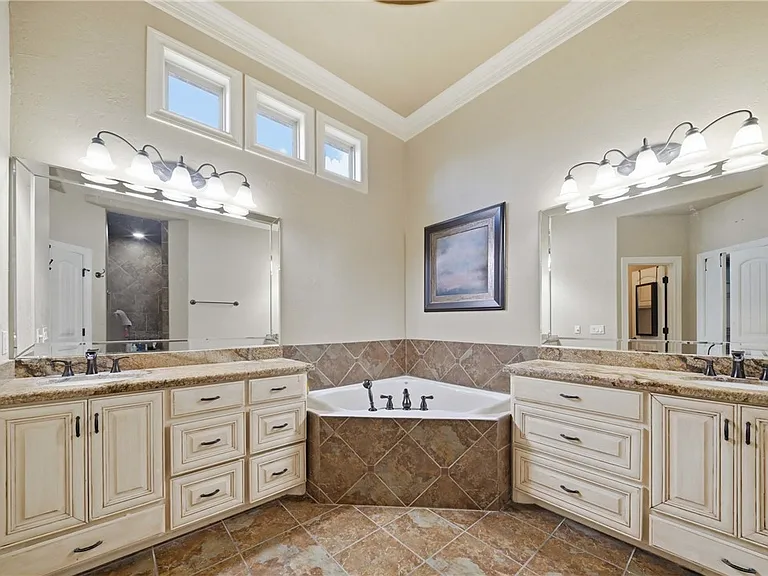 2404 Lancaster Ct — Photo 16