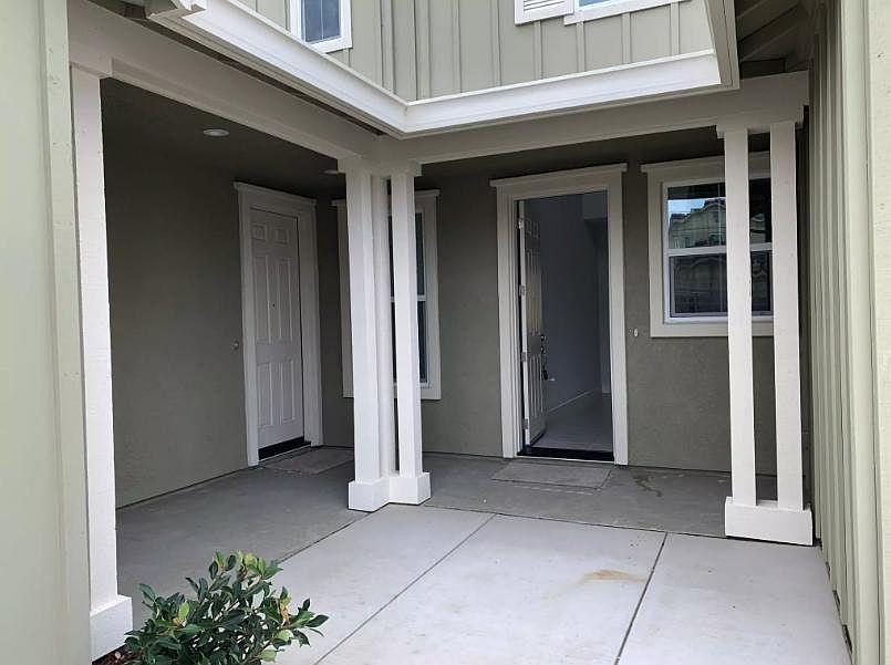 1st image of 688 W Crocker Ln