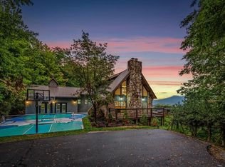 1520 Garrett Ln, Gatlinburg, TN 37738