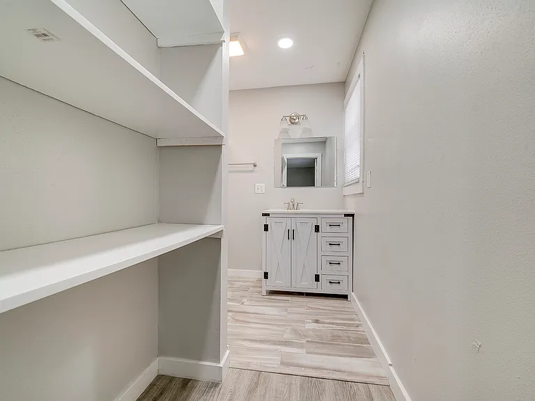 112 Liverpool Dr SE — Photo 15
