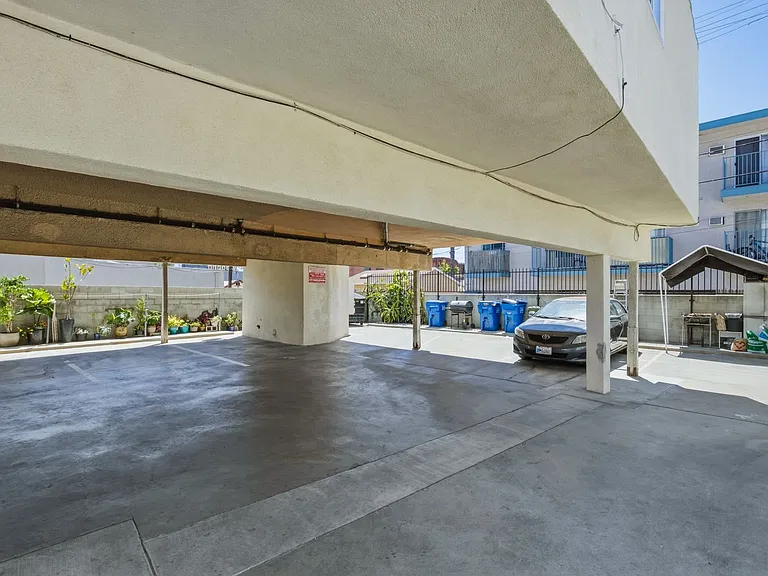 Lillian Way Apartments — Photo 19