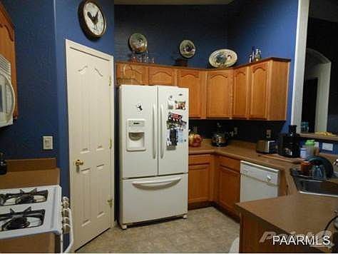 Kitchen w/ Walk-in Pantry