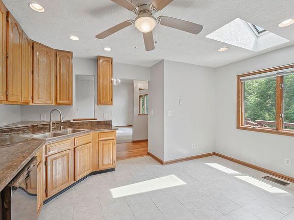 5th image of 12 Woodlawn Dr