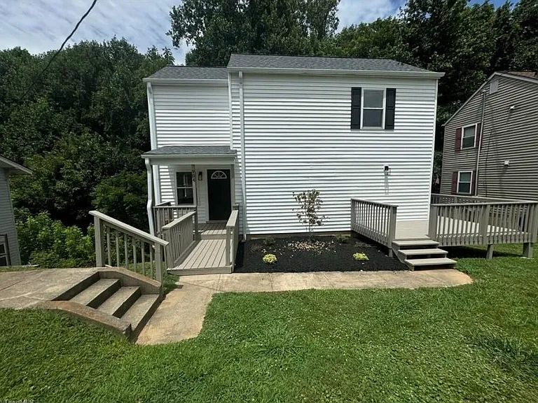 904 Elizabeth St — Photo 1