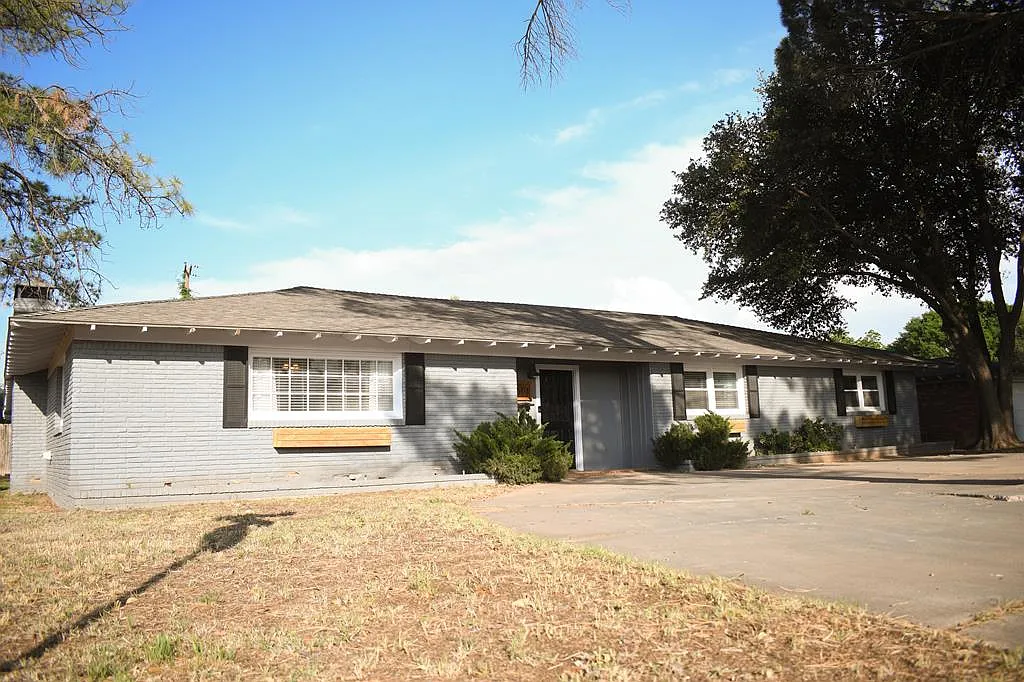 4 bed, 3.0 bath, 2804 sqft, $4,200 — Photo 1