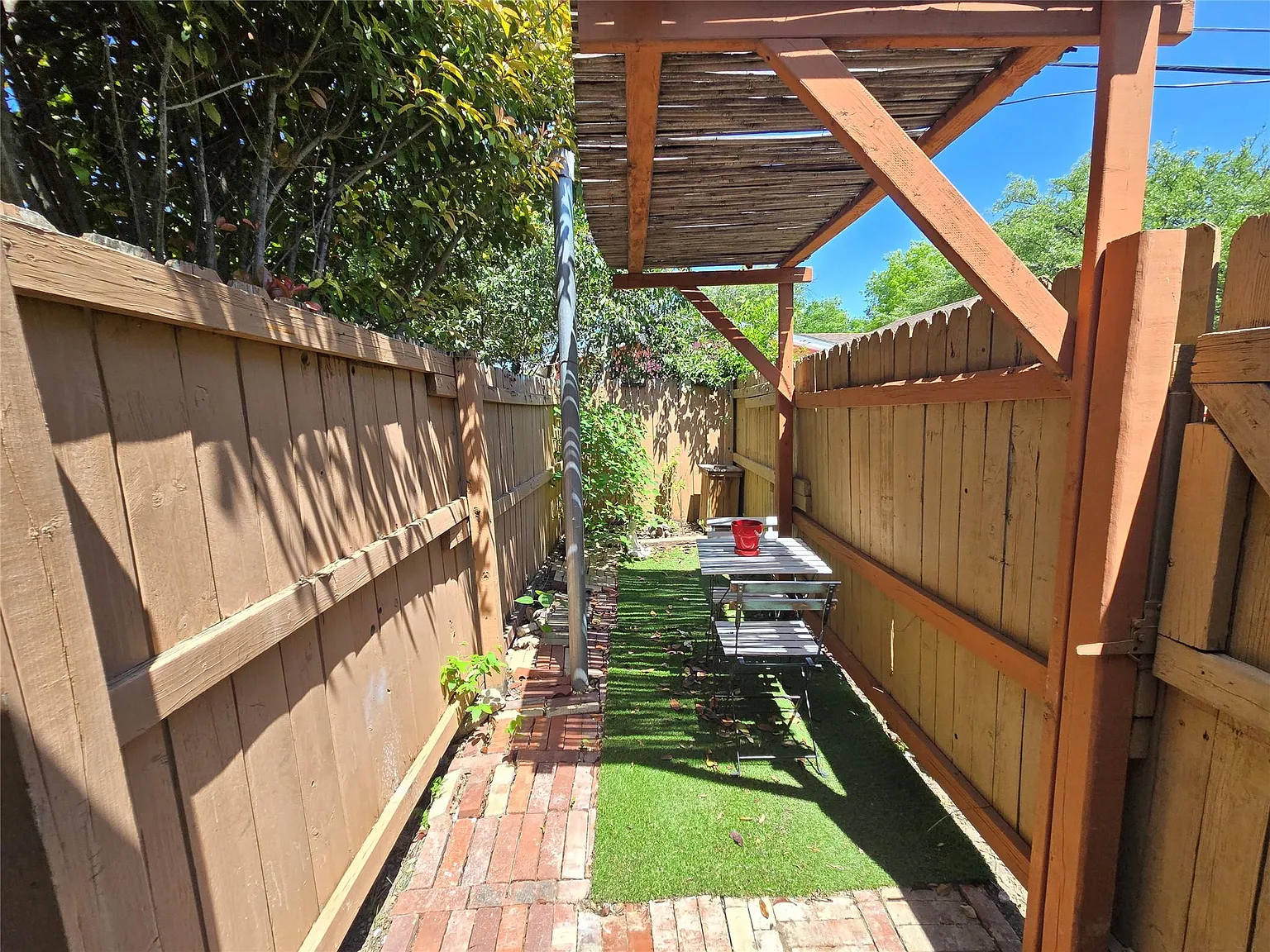 Studio, 1.0 bath, 350 sqft, $985 — Photo 2