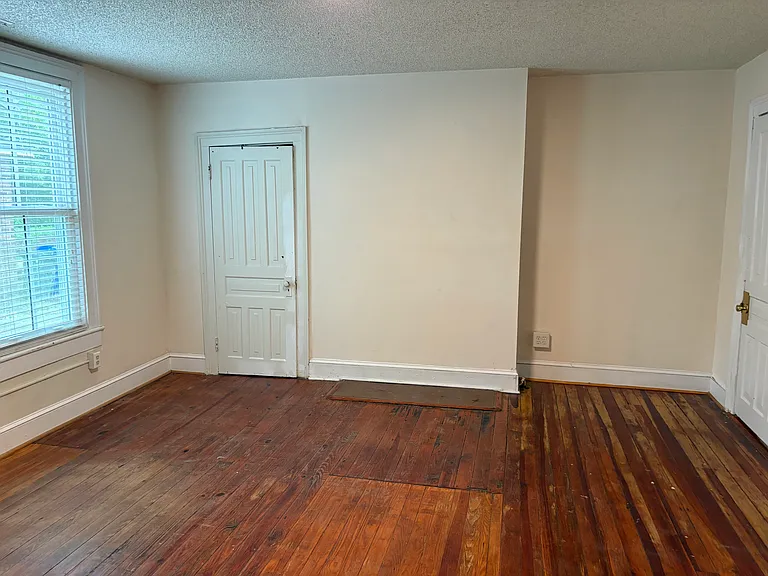 415 W 4th St — Photo 16