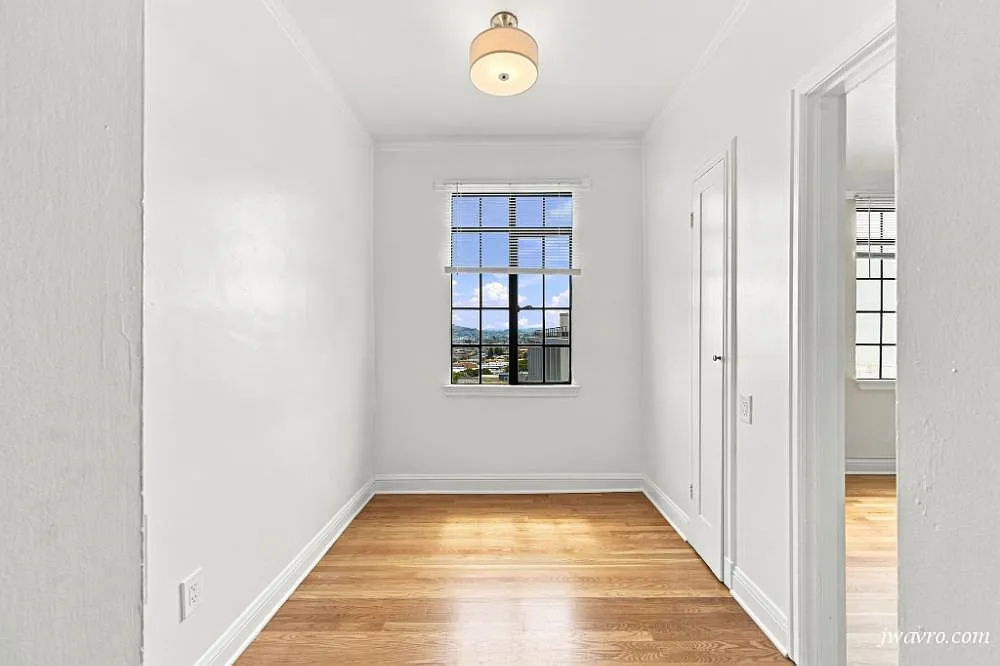 Bright Spacious Top Floor New Remodeled View Studio! — Photo 4