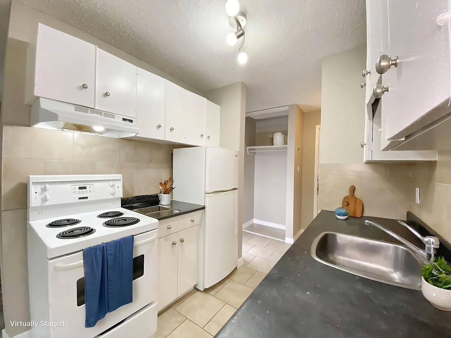 Amera Manor Apartments — Photo 1