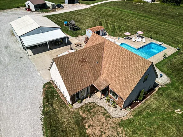 300 SW 31st St, Oak Grove, MO 64075