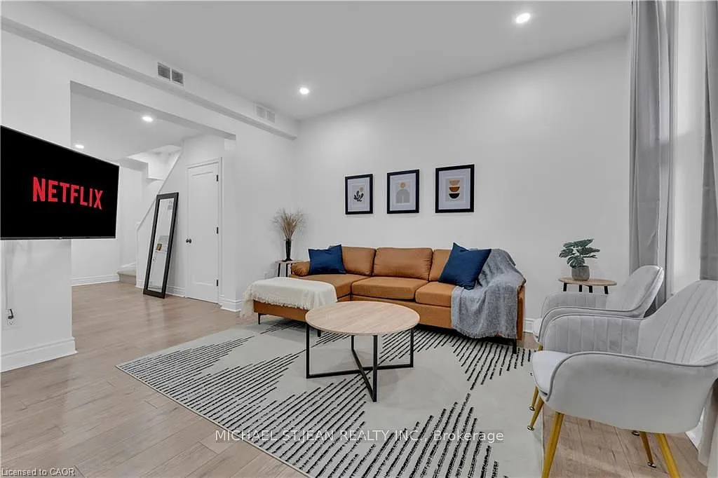 4 bed, $2,690 — Photo 1