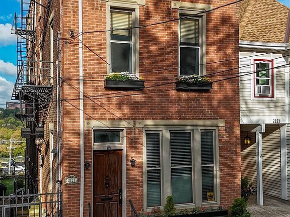2nd image of 2121 Deerfield Pl #2