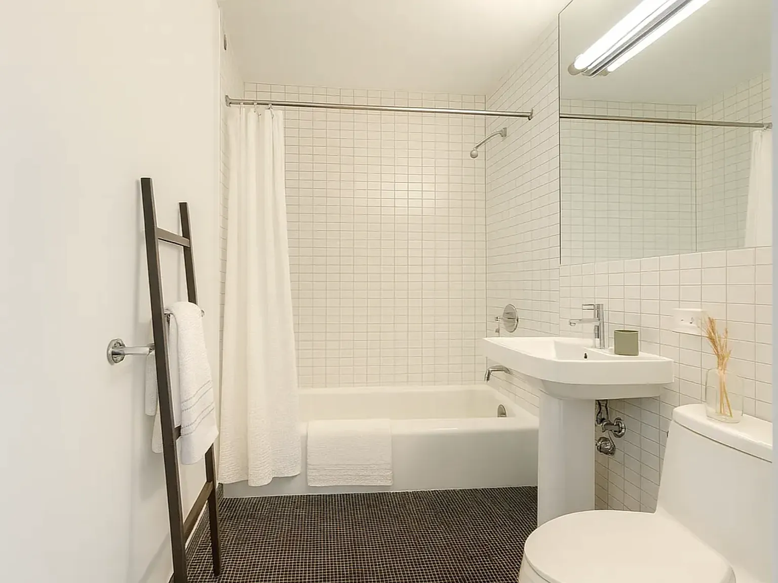 222 East 39th Street — Photo 4