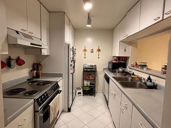 4th image of 300 3rd St APT 811