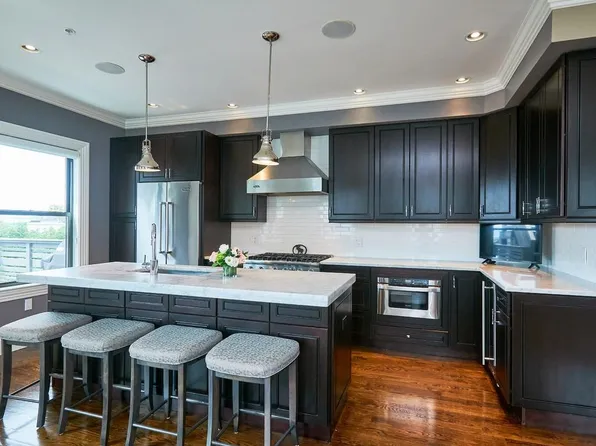 565 E 8th St #3, South Boston, MA 02127