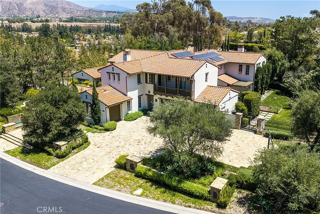 5 bed, 5.5 bath, 7812 sqft, $28,000 — Photo 2