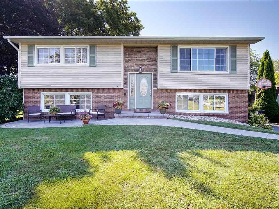 1st image of 740 Meadowbrook Dr