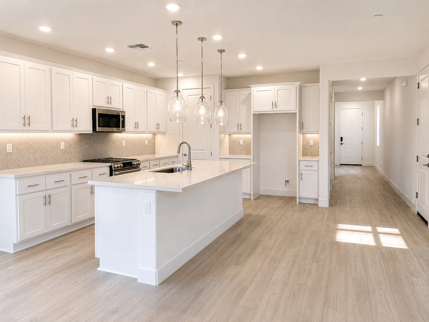 5 bed, 3.5 bath, 3551 sqft, $3,695 — Photo 4