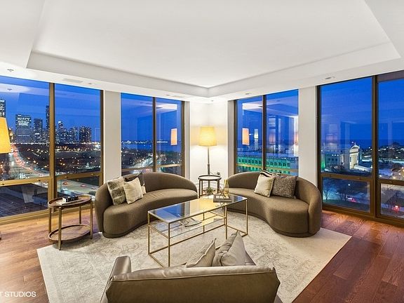 5th image of 1335 S Prairie Ave Unit 1501