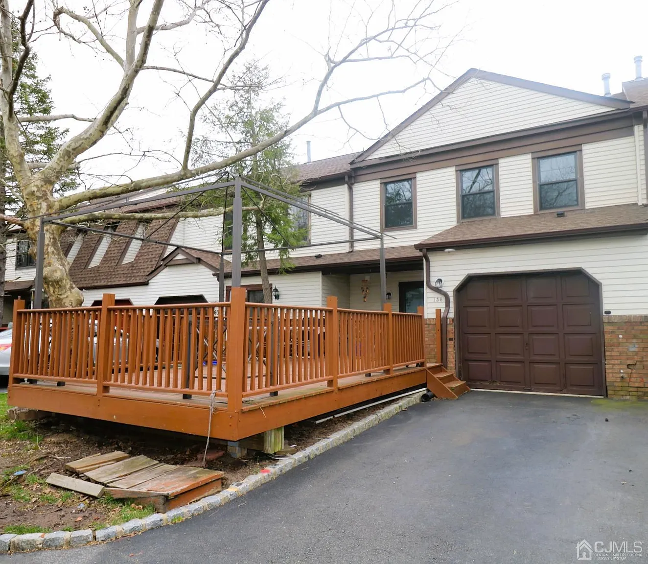 1361 Thomas Ave photo 1