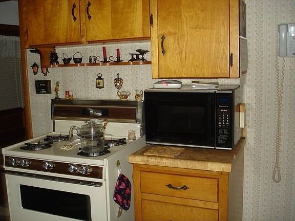 2nd image of 422 Jackson St