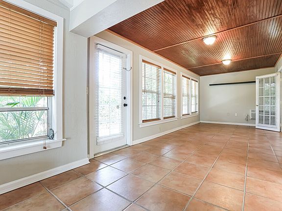 4th image of 1304 Oak View Dr